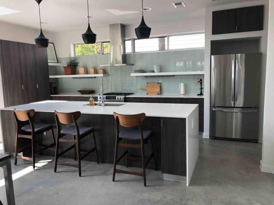 Stunning Modern Home W Pool & Hot Tub In Dt Austin Exterior photo